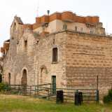 Infine c�� il corpo di destra, il pi� �moderno�: creato nel 1748 per ospitare una casa colonica, si presenta ben squadrato con una porticina rettangolare e due finestrelle di cui una murata